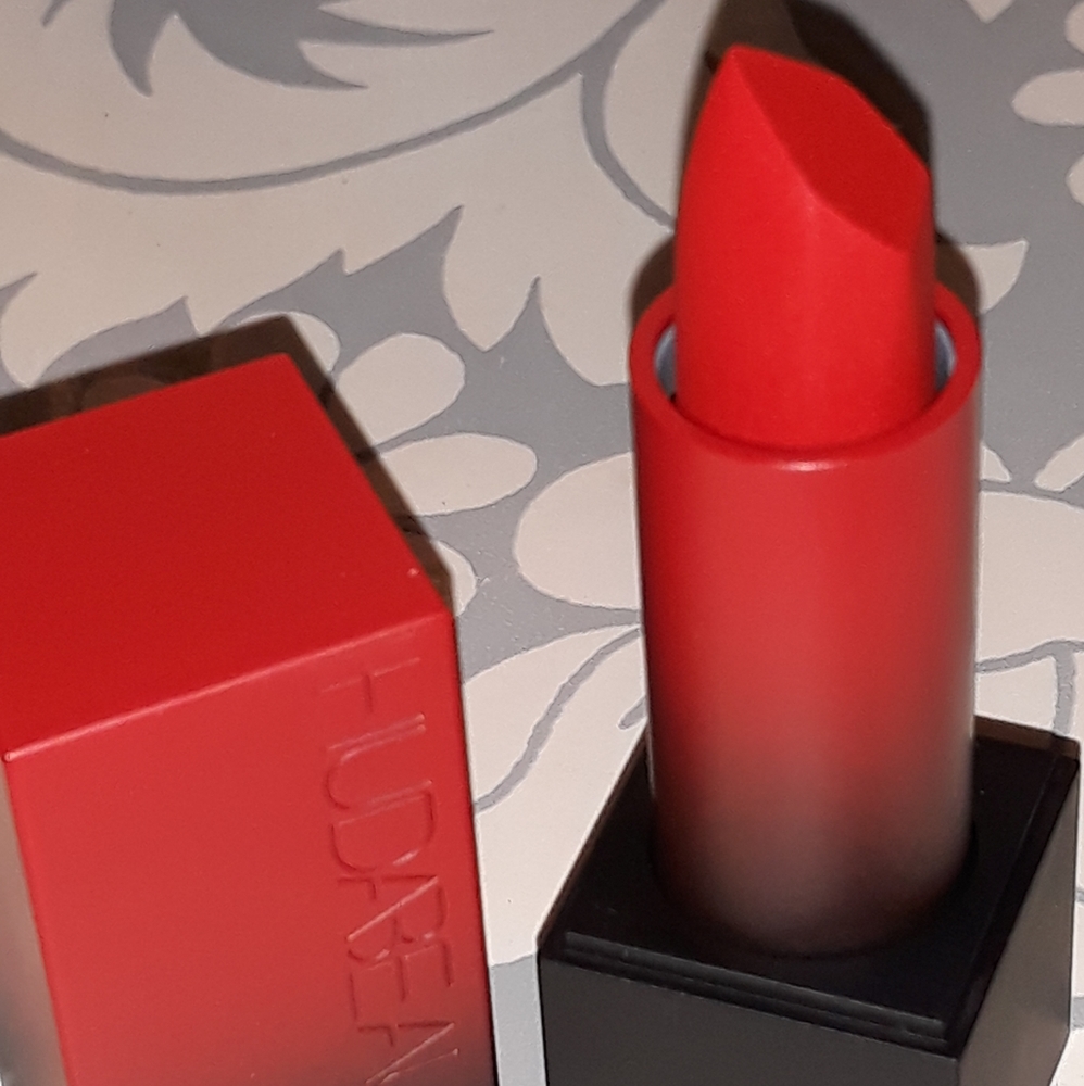 Huda Beauty Matte Lipstick In El Cinco de Mayo